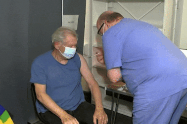 Nam diễn viên 81 tuổi tiêm vắc-xin phòng Covid-19