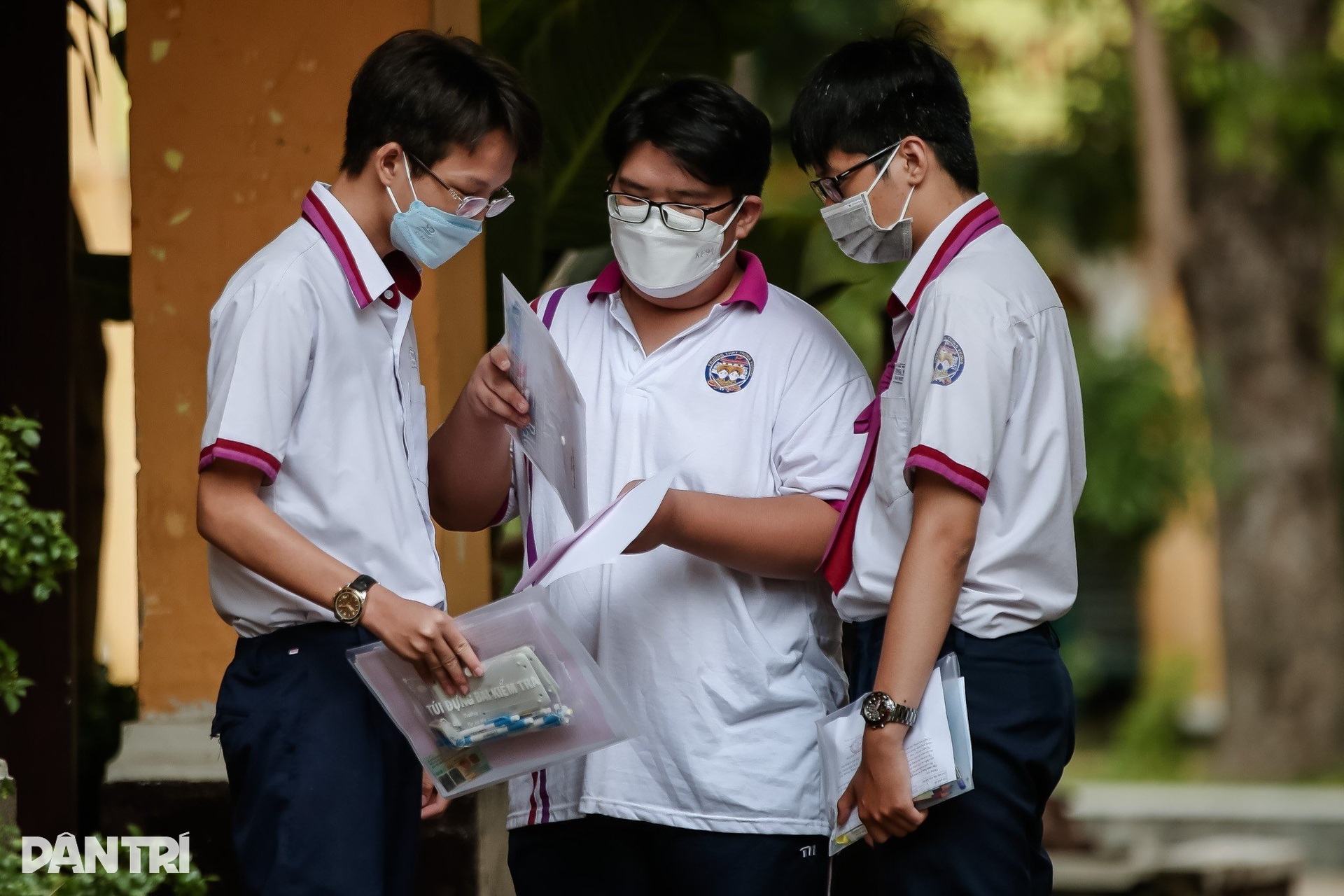 Phụ huynh đứng ngồi không yên trước cánh cửa phòng thi THPT 2023 - 9 Phụ huynh đứng ngồi không yên trước cánh cửa phòng thi THPT 2023 - 9