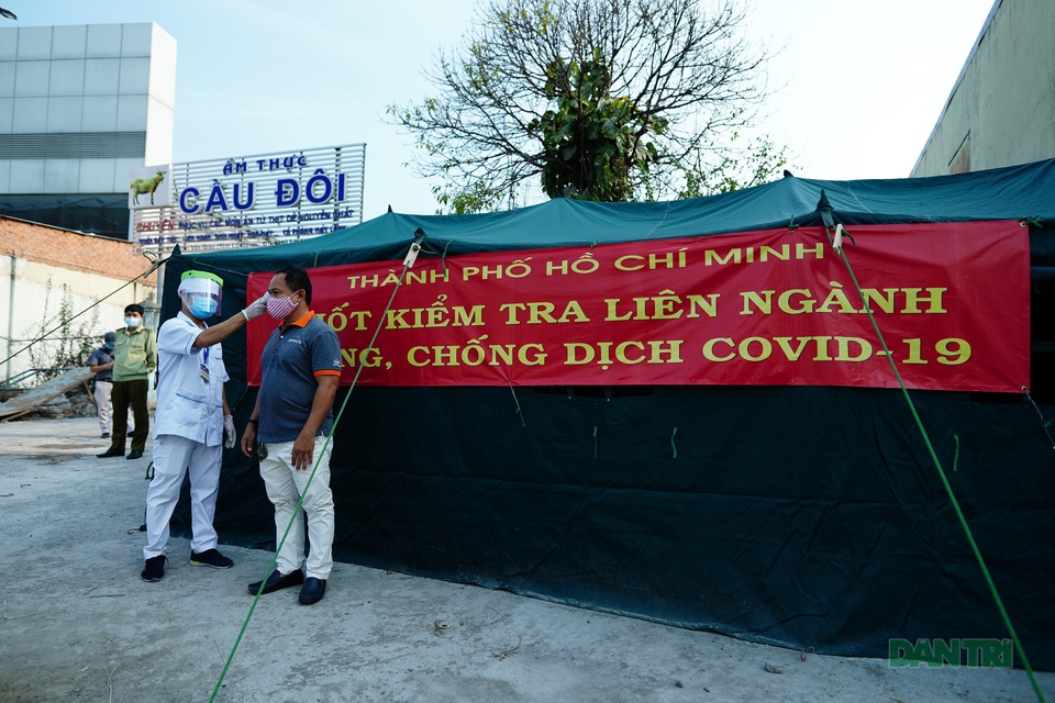 Một ngày ở trạm kiểm dịch Covid-19 nơi cửa ngõ TPHCM - 9