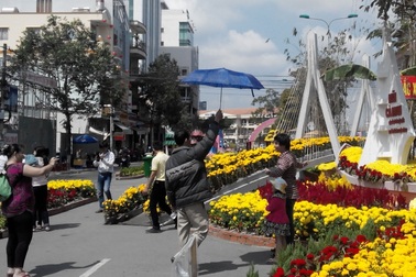 Người dân Tây Đô đội nắng chụp ảnh trước giờ dọn đường hoa