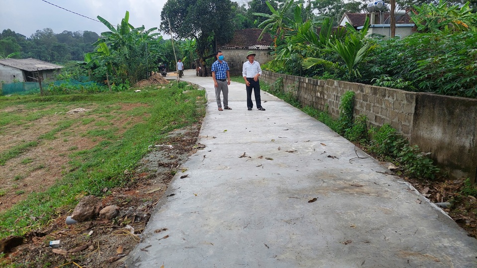 Khi nông dân nghèo bán bò, góp tiền làm đường nông thôn mới - 3 Khi nông dân nghèo bán bò, góp tiền làm đường nông thôn mới - 3