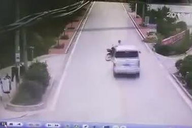 Chết cười với màn ăn vạ sau khi xảy ra va chạm giao thông