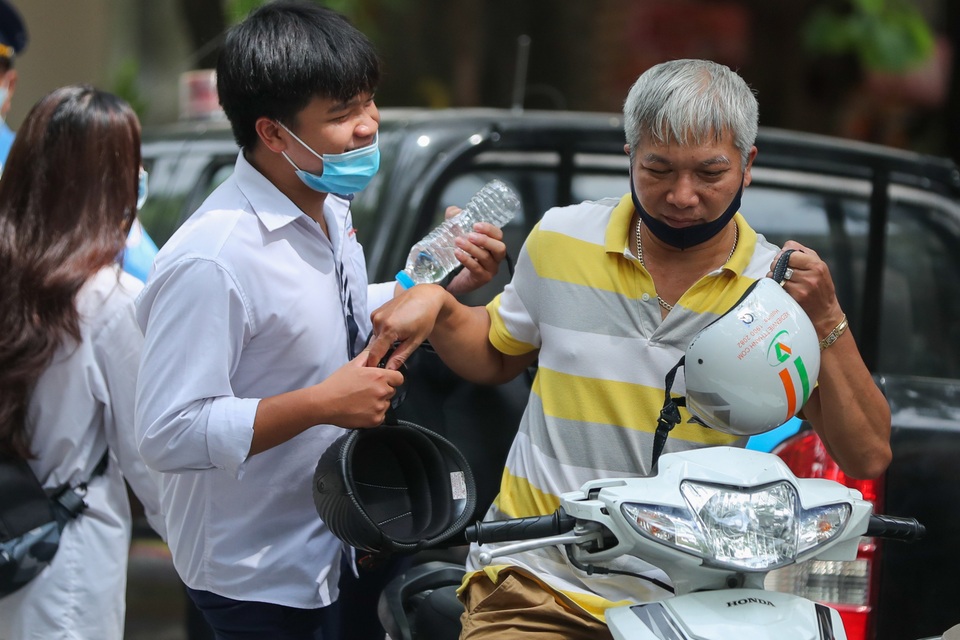 Xúc động tình cha mẹ dành cho các sĩ tử: Nâng niu từng khoảnh khắc! - 7 Xúc động tình cha mẹ dành cho các sĩ tử: Nâng niu từng khoảnh khắc! - 7