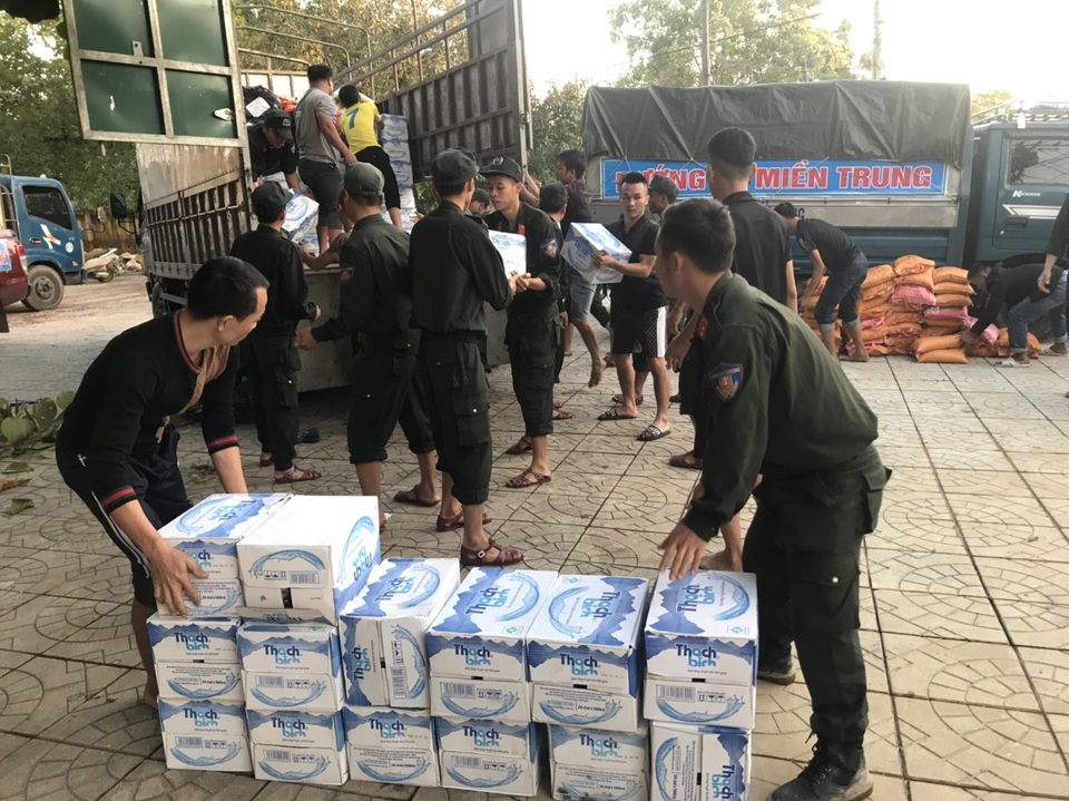 Cảnh sát cơ động căng mình giúp dân dọn lũ - 3 Cảnh sát cơ động căng mình giúp dân dọn lũ - 3