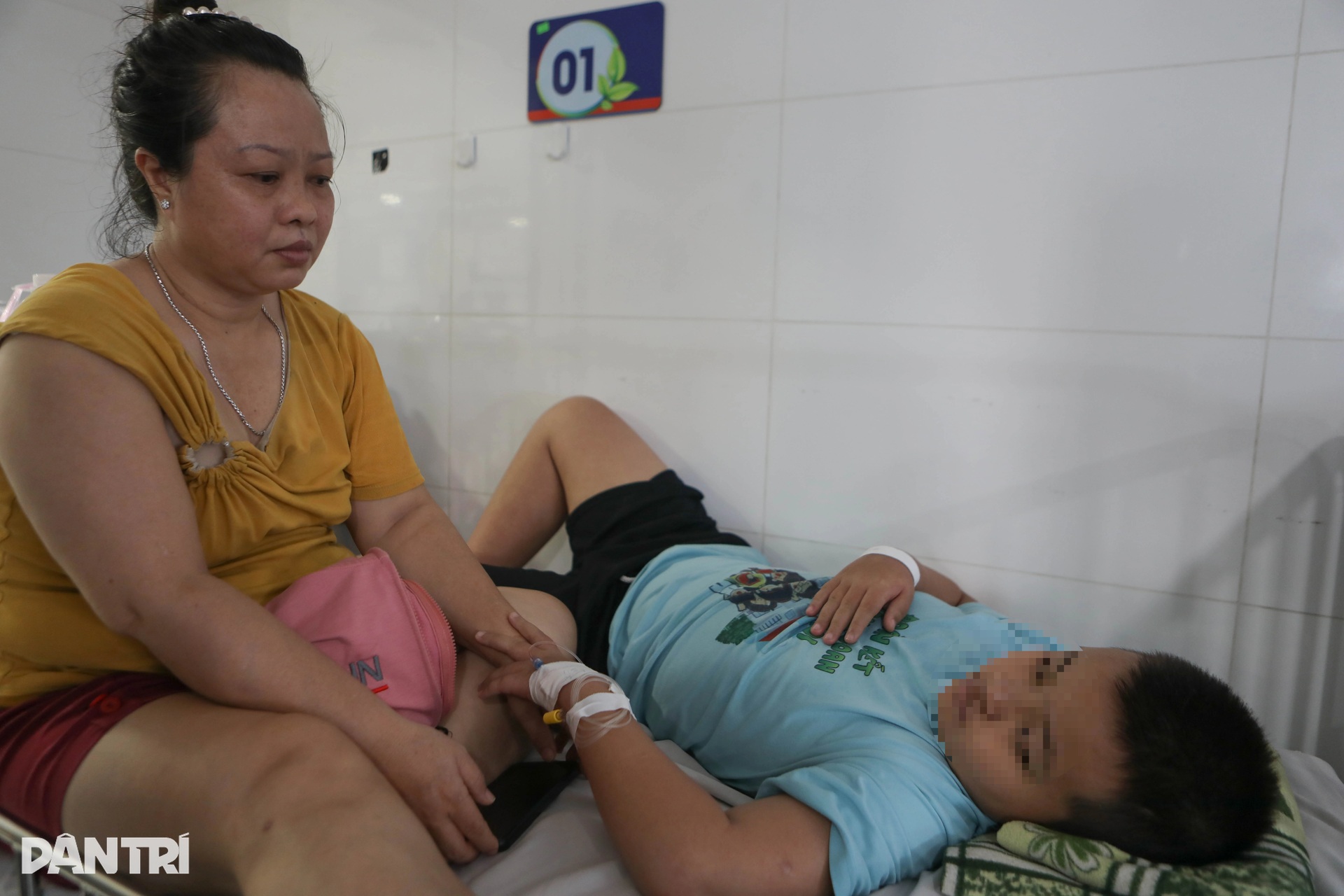 Hàng loạt người lớn, trẻ em ở TPHCM nhập viện vì đe dọa sốc sốt xuất huyết - 10