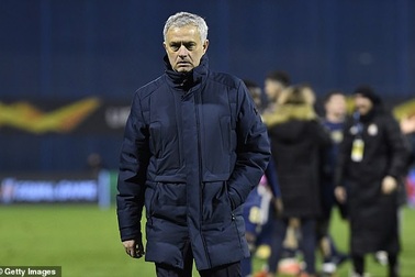 CĐV Tottenham giận dữ đòi sa thải HLV Mourinho ngay lập tức
