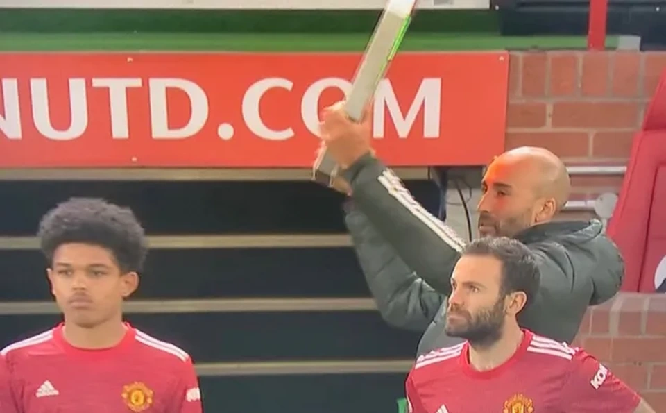 Thủ môn của Man Utd gây sốt khi sắm vai... trọng tài - 1 Thủ môn của Man Utd gây sốt khi sắm vai... trọng tài - 1