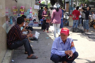 Hút thuốc nơi công cộng: lệnh cứ cấm, người cứ hút  