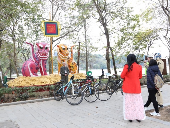 Nhiều người không quên ghi lại khoảnh khắc tĩnh lặng và linh thiêng đầu năm.