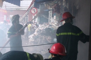 Hai cửa hàng phụ tùng xe máy bị lửa thiêu rụi