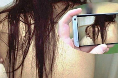 Phạt tù người phụ nữ tung ảnh "nóng" của tình địch lên facebook để dằn mặt