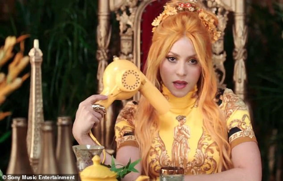 Shakira siêu trẻ trong MV mới - 9 Shakira siêu trẻ trong MV mới - 9
