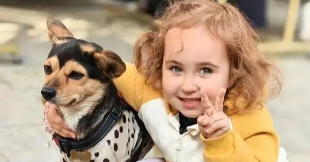 Cặp đôi ở Trung Quốc sinh con gái tóc vàng mắt xanh, sợ bệnh viện trao nhầm