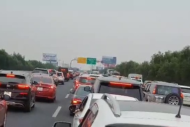 Ùn tắc nghiêm trọng tại cao tốc Hà Nội - Hải Phòng