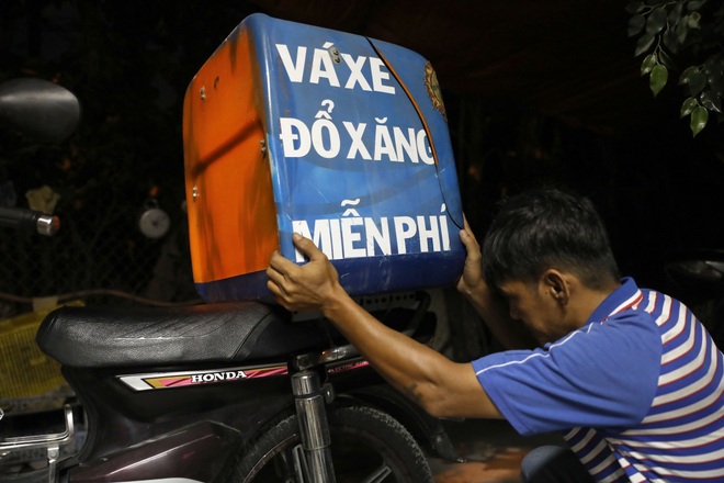 Người đàn ông đêm nào cũng đi lang thang năn nỉ được... sửa xe miễn phí - 2 Người đàn ông đêm nào cũng đi lang thang năn nỉ được... sửa xe miễn phí - 2