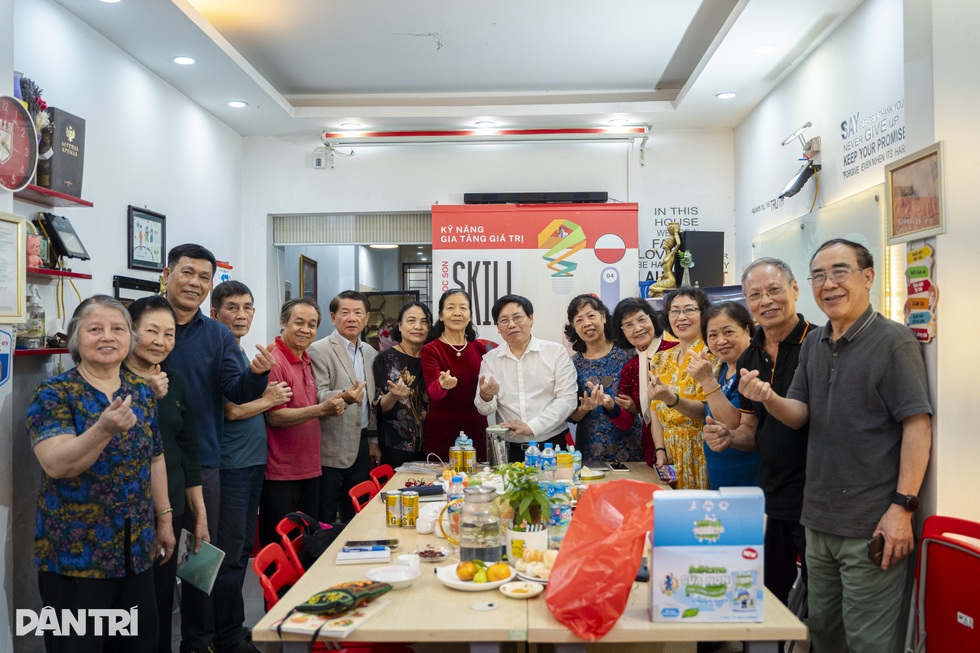 Lớp học AI đặc biệt cho người già thời 4.0 của thầy bí thư xóm - 13 Lớp học AI đặc biệt cho người già thời 4.0 của thầy bí thư xóm - 13