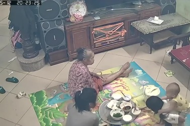 Đùa nghịch trong bữa ăn, em bé gặp sự cố bất ngờ và hài hước