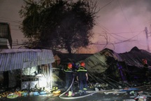 Hiện trường vụ cháy dãy ki-ốt ở chợ Thanh Đa