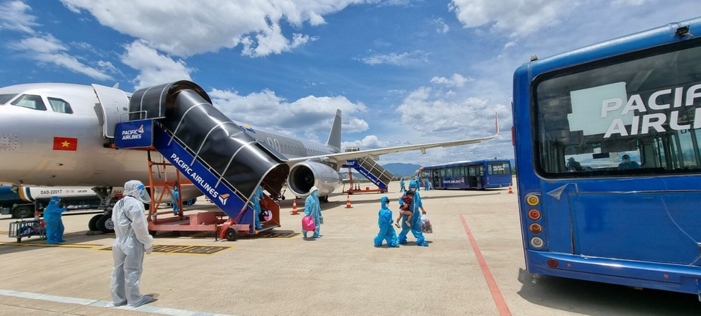 Một người chi tiền thuê 2 máy bay chở bà con Quảng Nam rời TPHCM - 2 Một người chi tiền thuê 2 máy bay chở bà con Quảng Nam rời TPHCM - 2
