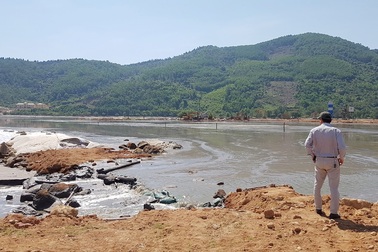 Bãi thải 1 triệu khối bùn biển “treo lơ lửng” bên cảng du lịch Chân Mây