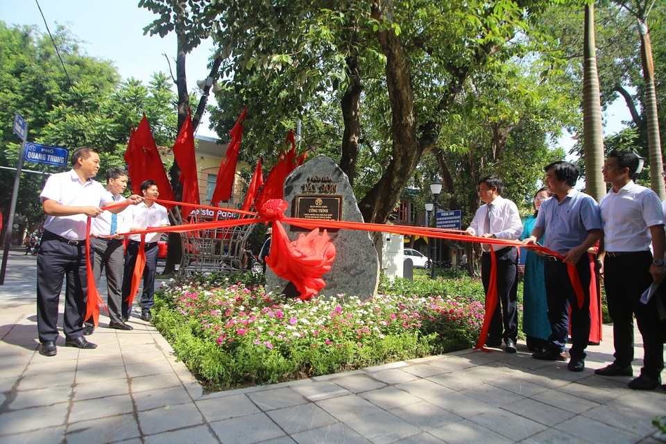 Hà Nội: Vườn hoa kiểu mẫu đầu tiên đặt xe đạp phục vụ du khách - 1 Hà Nội: Vườn hoa kiểu mẫu đầu tiên đặt xe đạp phục vụ du khách - 1