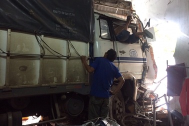 Xe tải tông sập nhà dân, đè bẹp xe máy