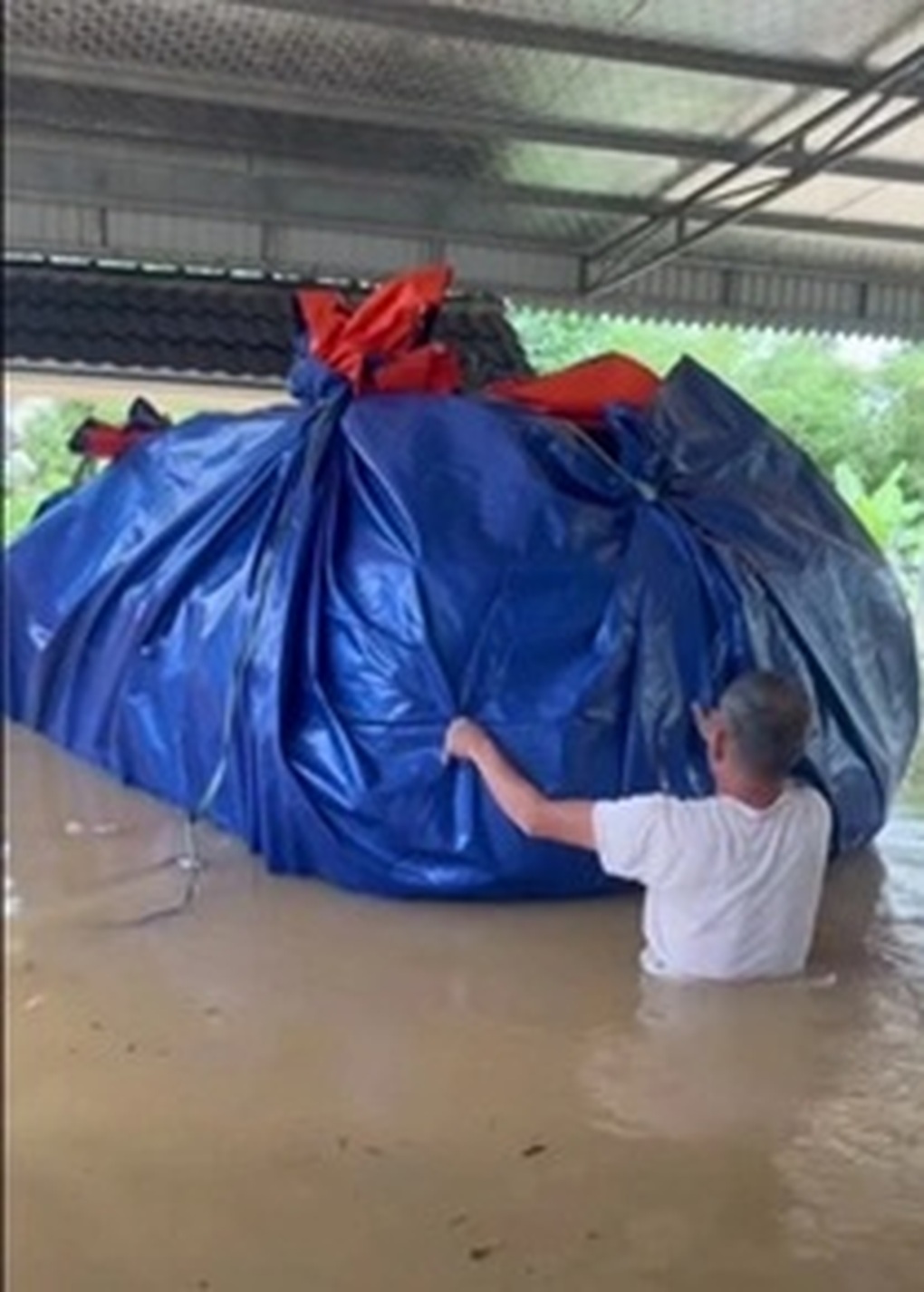 Dùng bạt nhưng không cố định, chủ xe tá hỏa tìm ô tô trôi theo dòng nước lũ - 2