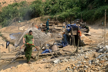 Lợi dụng những ngày nghỉ lễ, "vàng tặc" lộng hành ở Phước Sơn