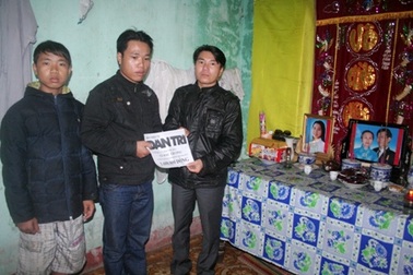 Trao quà nhân ái đến nhà có 3 người chết lũ