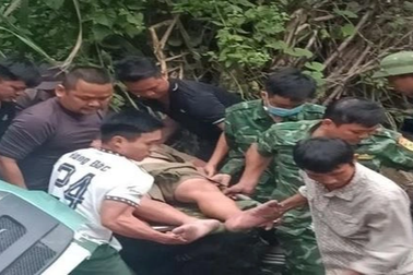 Xe đầu kéo mất lái, lao thẳng xuống suối