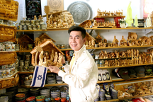 Chuyến đi bão táp 60 nước, khách Việt mang về kho báu quý 100 triệu đồng