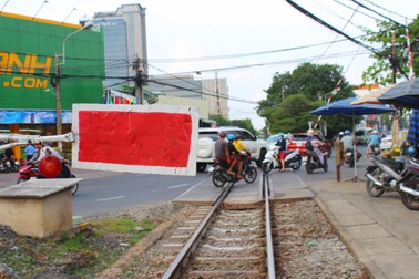 Nhân viên gác chắn lao vào cứu người đàn ông say xỉn ngay trước đầu xe lửa