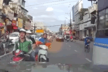 Đi vào làn ngược chiều, người điều khiển xe máy sửng cồ đòi ôtô phải nhường đường