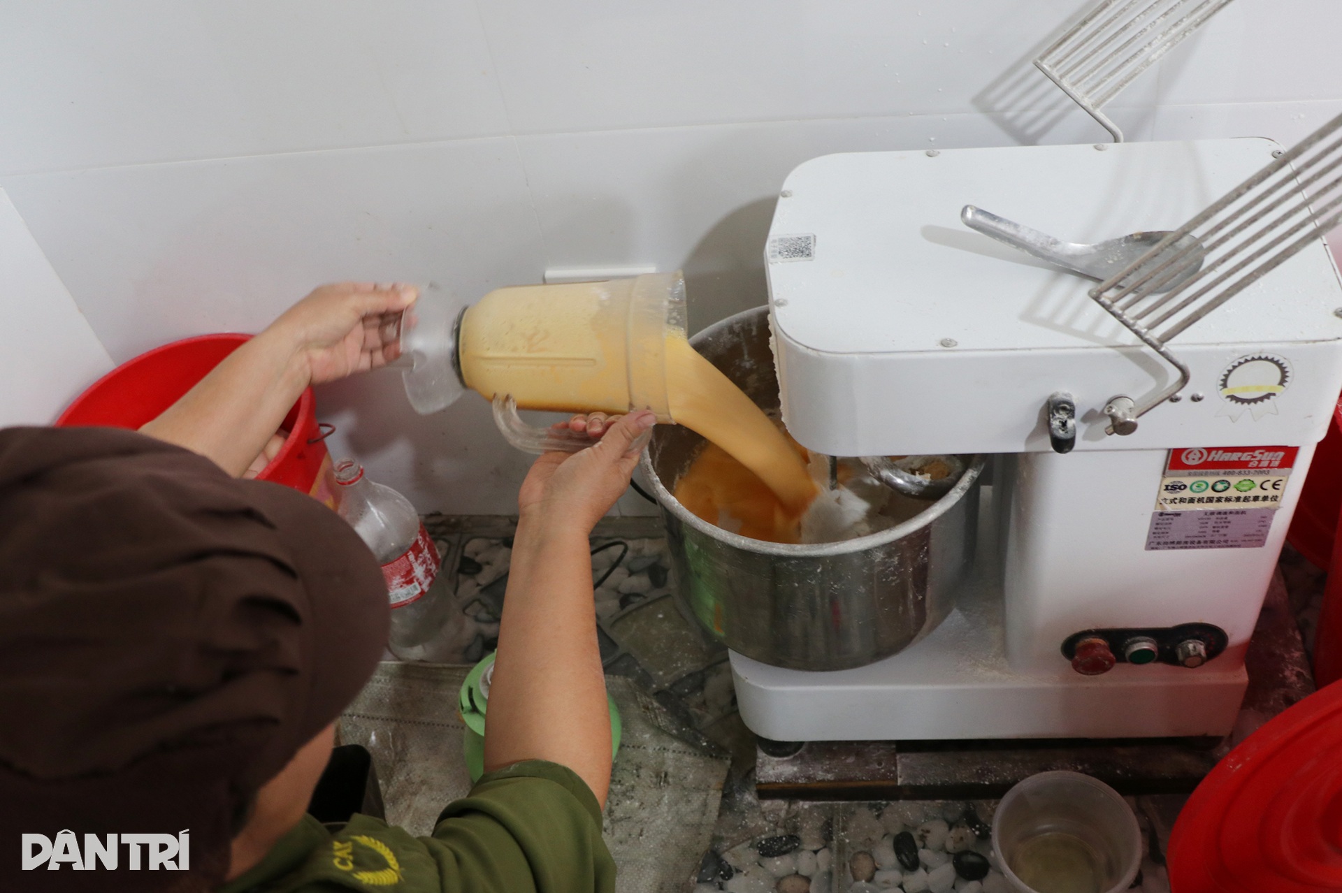 Ngày ngủ một tiếng, chợp mắt bên bếp lửa vì món quà Tết bé xíu như bi - 2 Ngày ngủ một tiếng, chợp mắt bên bếp lửa vì món quà Tết bé xíu như bi - 2