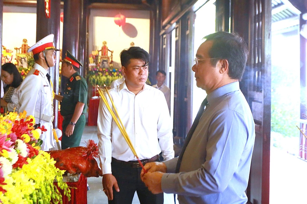 Lãnh đạo TPHCM dâng hương lễ giỗ chiến sỹ, đồng bào tại đặc khu Côn Đảo - 2 Lãnh đạo TPHCM dâng hương lễ giỗ chiến sỹ, đồng bào tại đặc khu Côn Đảo - 2