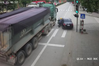 Ô tô con vượt ẩu đẩy người đi xe máy văng vào xe tải