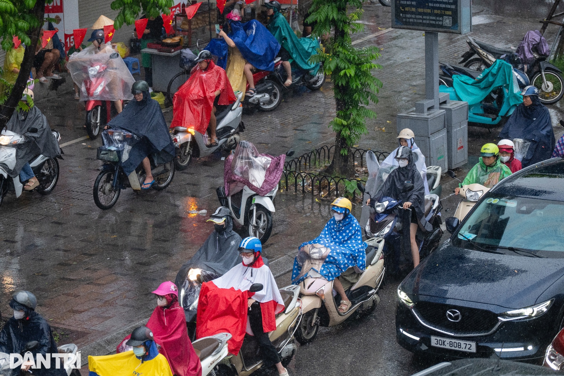 Ảnh hưởng bão Bualoi, người dân Hà Nội vất vả đội mưa đi làm sáng đầu tuần - 10 Ảnh hưởng bão Bualoi, người dân Hà Nội vất vả đội mưa đi làm sáng đầu tuần - 10