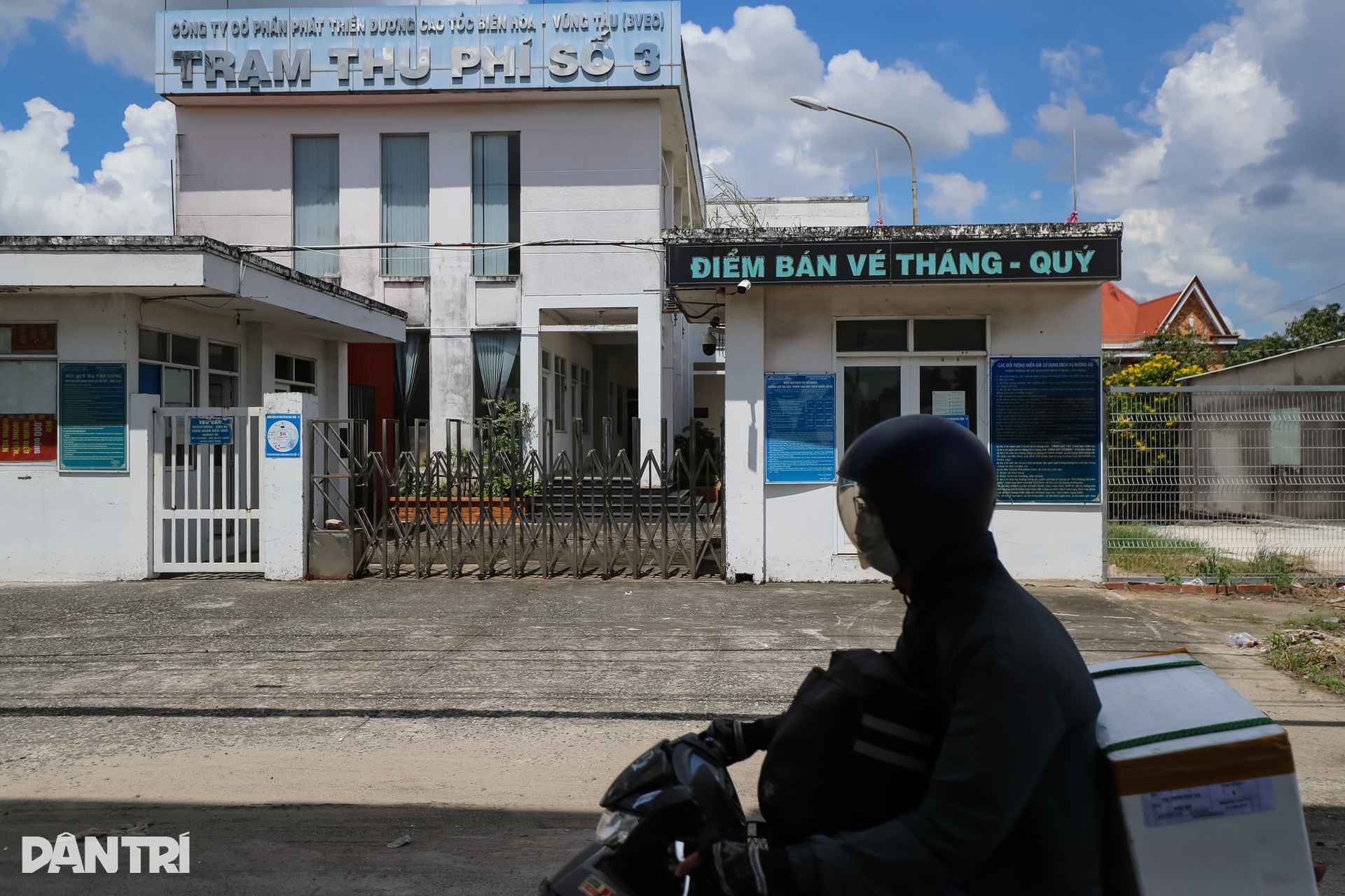 Cận cảnh 3 trạm thu phí bỏ hoang tiềm ẩn tai nạn ở Đồng Nai và TPHCM - 6 Cận cảnh 3 trạm thu phí bỏ hoang tiềm ẩn tai nạn ở Đồng Nai và TPHCM - 6
