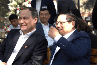 Thủ tướng Việt Nam, Belarus uống cà phê, ăn bánh mỳ và ngắm Cột cờ Hà Nội