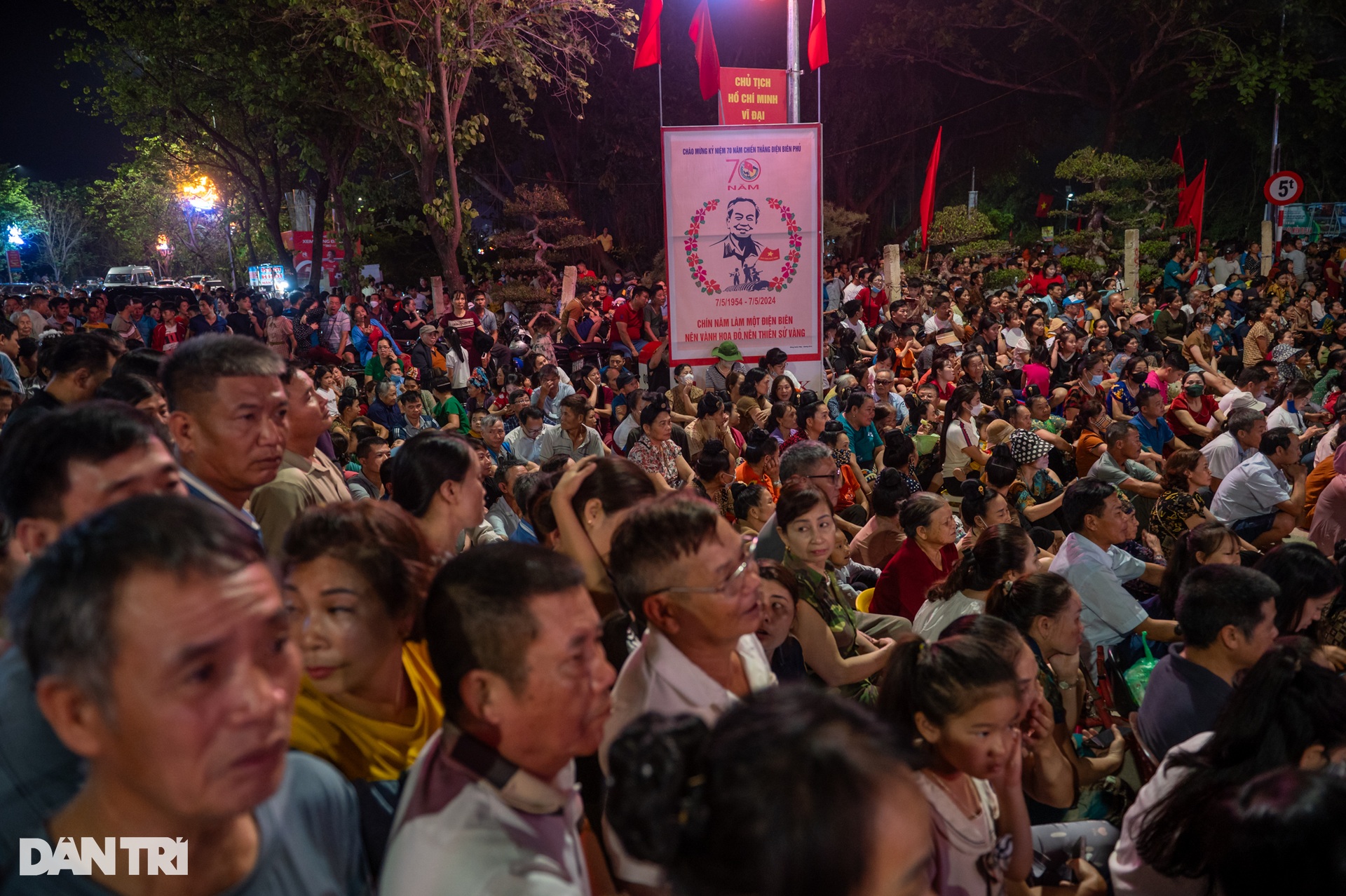 Mãn nhãn màn pháo hoa tầm cao rực sáng bầu trời TP Điện Biên Phủ - 1 Mãn nhãn màn pháo hoa tầm cao rực sáng bầu trời TP Điện Biên Phủ - 1