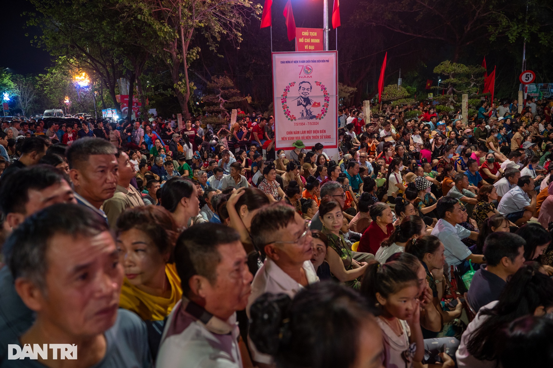 Mãn nhãn màn pháo hoa tầm cao rực sáng bầu trời TP Điện Biên Phủ - 1