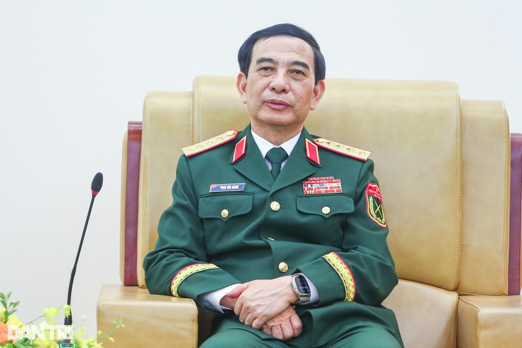 Đại tướng Phan Văn Giang hội kiến Bộ trưởng Bộ Quân đội Pháp - 2 Đại tướng Phan Văn Giang hội kiến Bộ trưởng Bộ Quân đội Pháp - 2