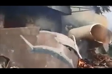 Video “mưa” mảnh vỡ tên lửa Trung Quốc rơi nát nhà dân