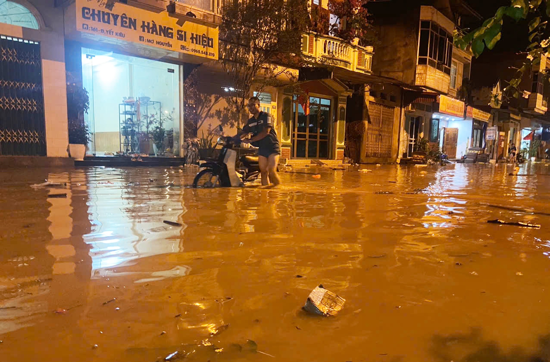 Hàng trăm người dân Hà Nội chạy lũ, đắp đê trong đêm - 12