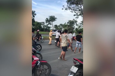 Xôn xao clip CSGT bị đánh tới tấp ở Sài Gòn