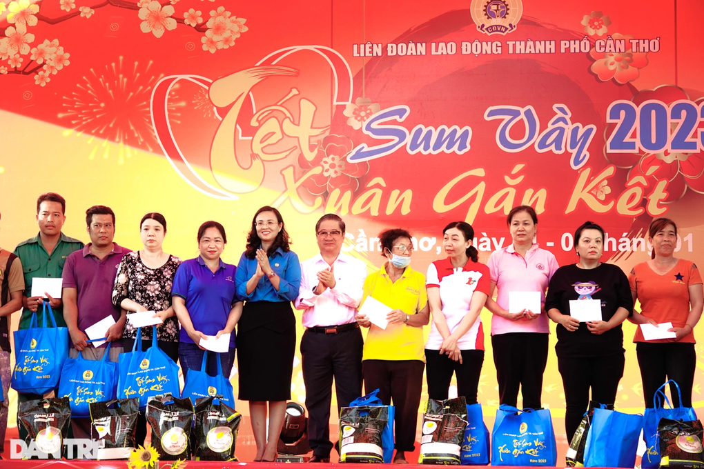 Cần Thơ trao hơn 13.000 phần quà Tết cho công nhân - 2 Cần Thơ trao hơn 13.000 phần quà Tết cho công nhân - 2