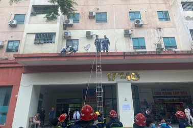 Cảnh sát giải cứu cô gái rơi từ tầng cao chung cư ở Hà Nội