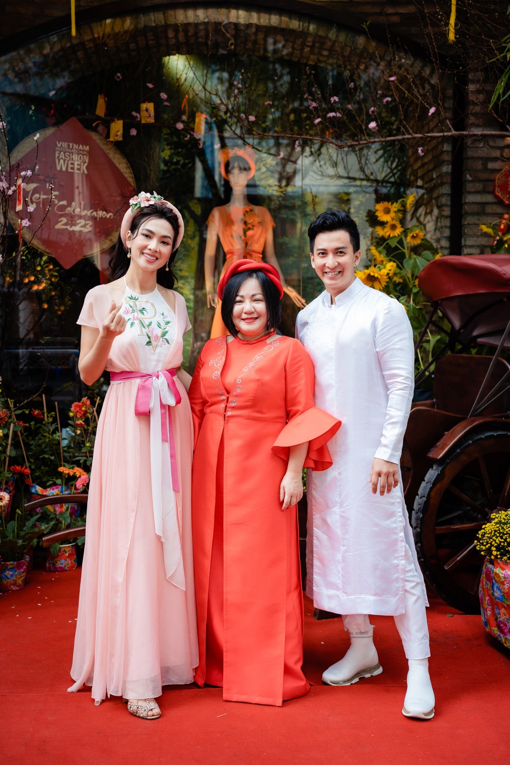 Tổng lãnh sự các nước hào hứng mặc áo dài, gói bánh chưng - 2