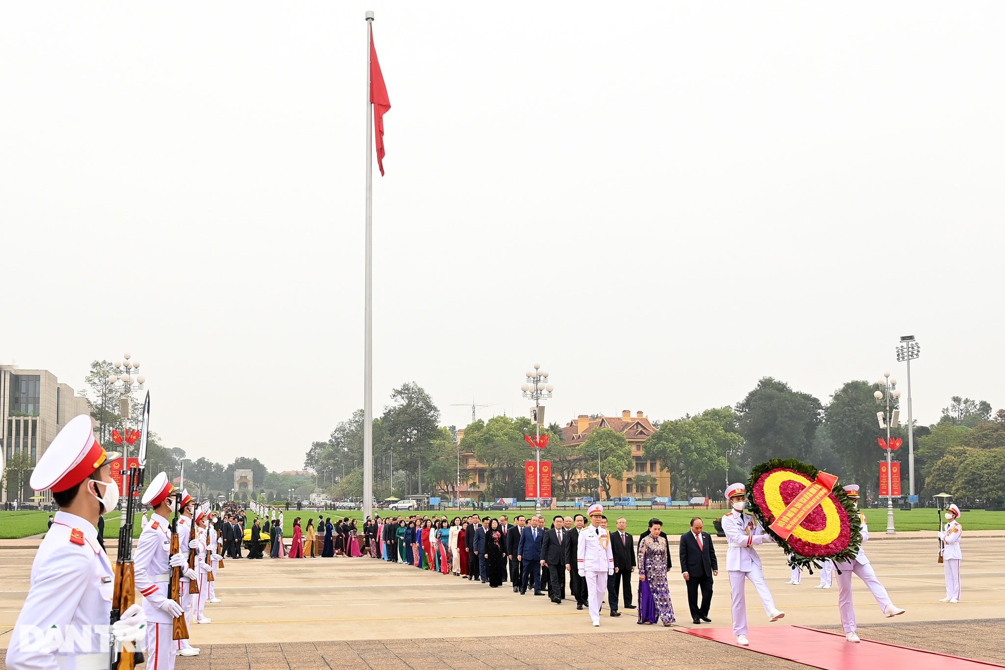 Đoàn đại biểu Quốc hội vào Lăng viếng Chủ tịch Hồ Chí Minh