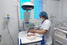 Bé trai vừa chào đời bị bỏ rơi, không quần áo giữa trời lạnh